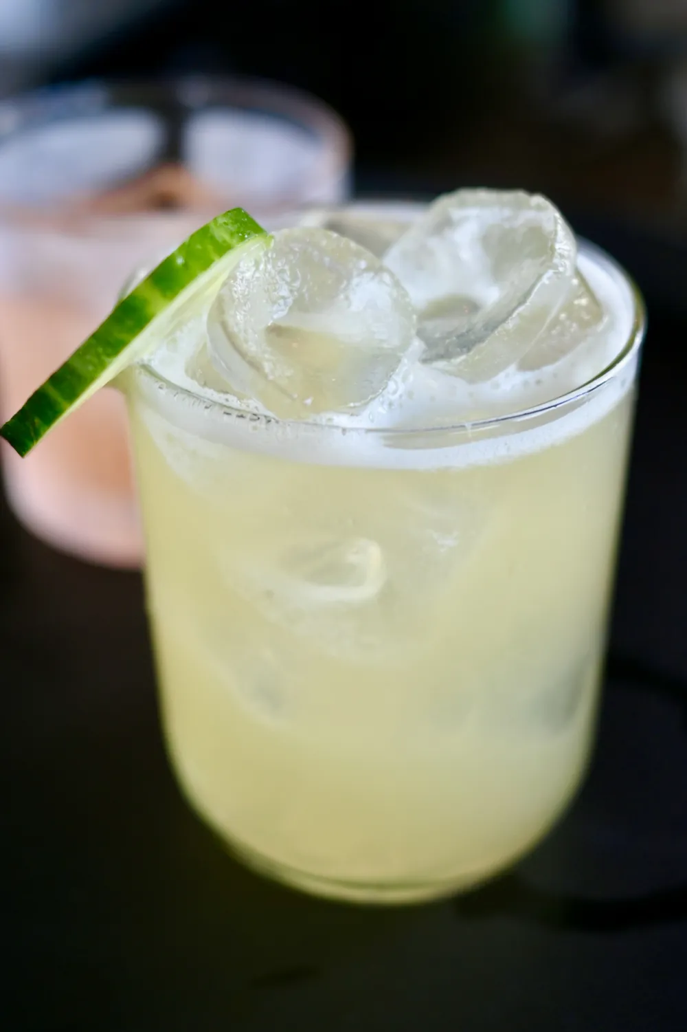 Cocktail med gurka och is på SKAI