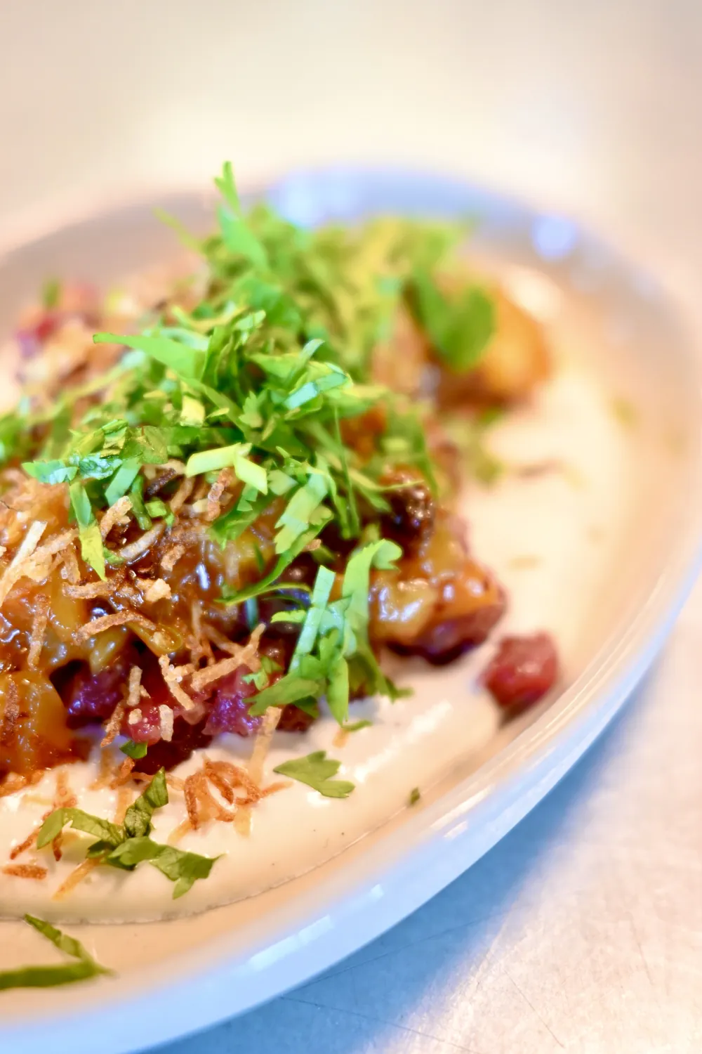 Rostad spetskål med miso- och sesamvinägrett