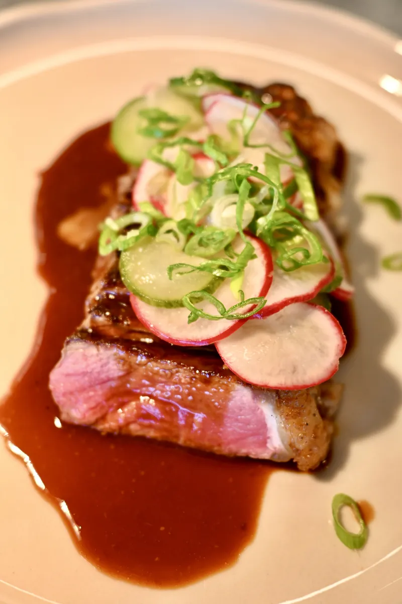 Svensk ryggbiff med rädisor och gurksallad