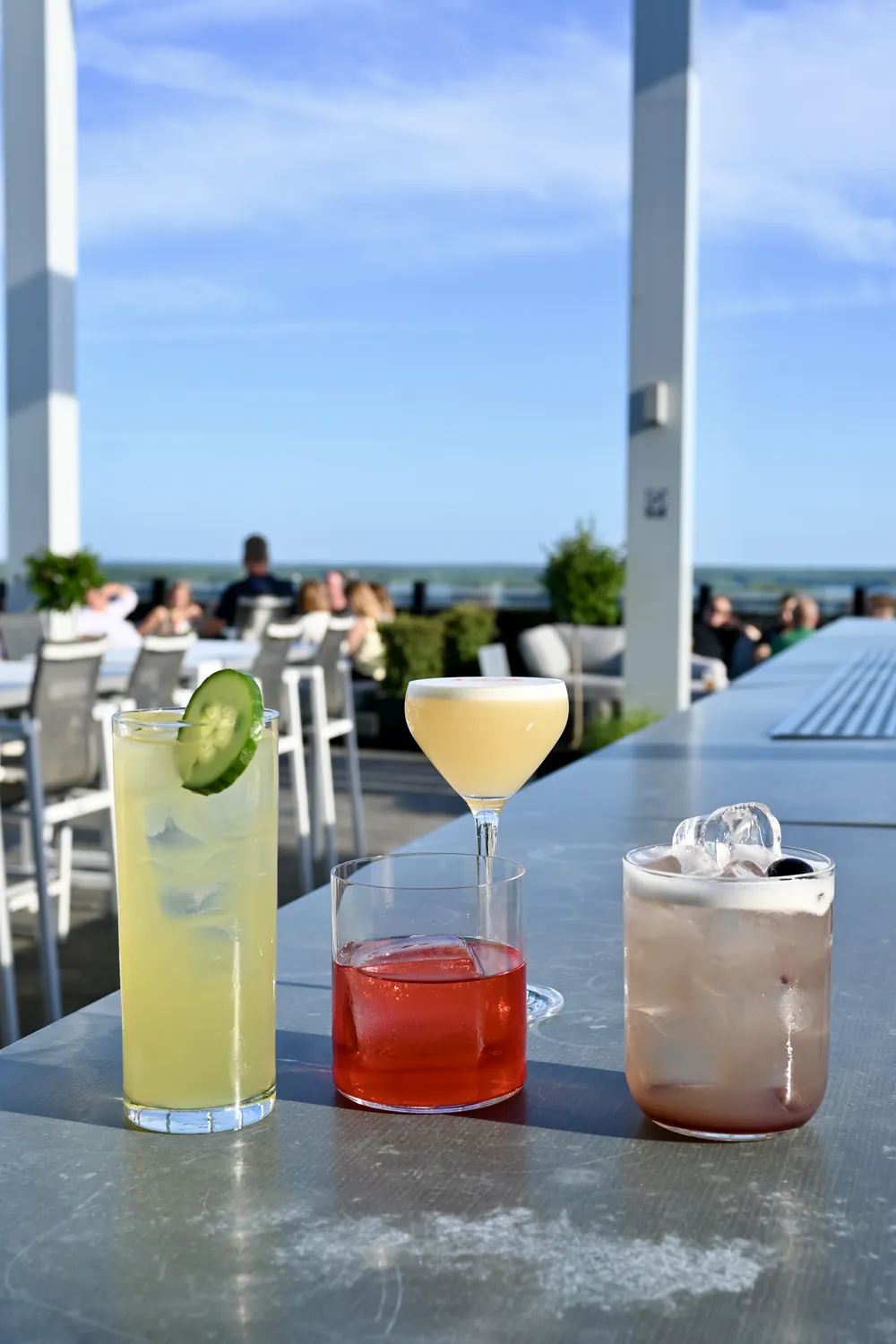 Två cocktails på terrassräcket på våning 19, gäster och Växjö i bakgrunden