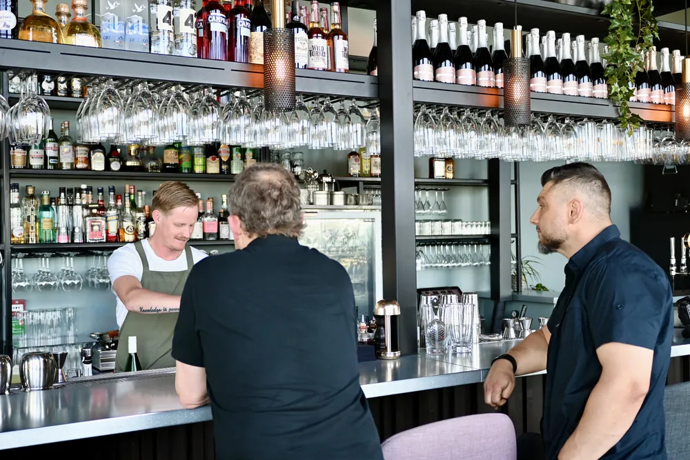 Baren på SKAI med gäster och bartender