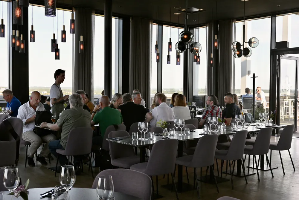 Fullsatt matsal på SKAI en kväll
