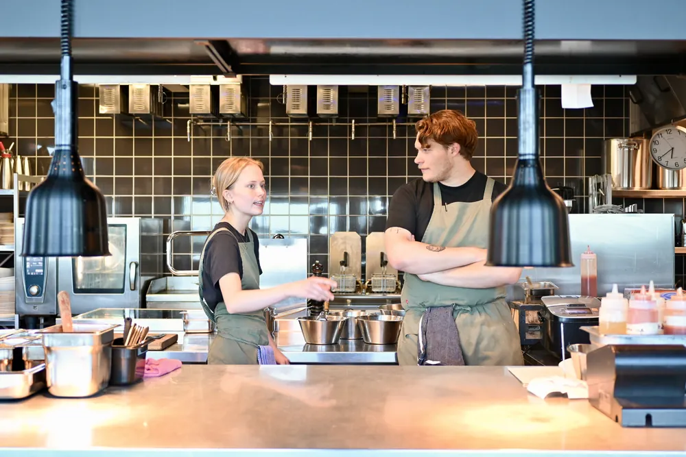 Köket på SKAI, två kockar vid passet