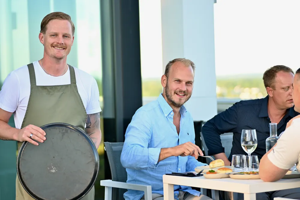 Servitör vid ett sällskap på terrassen på SKAI